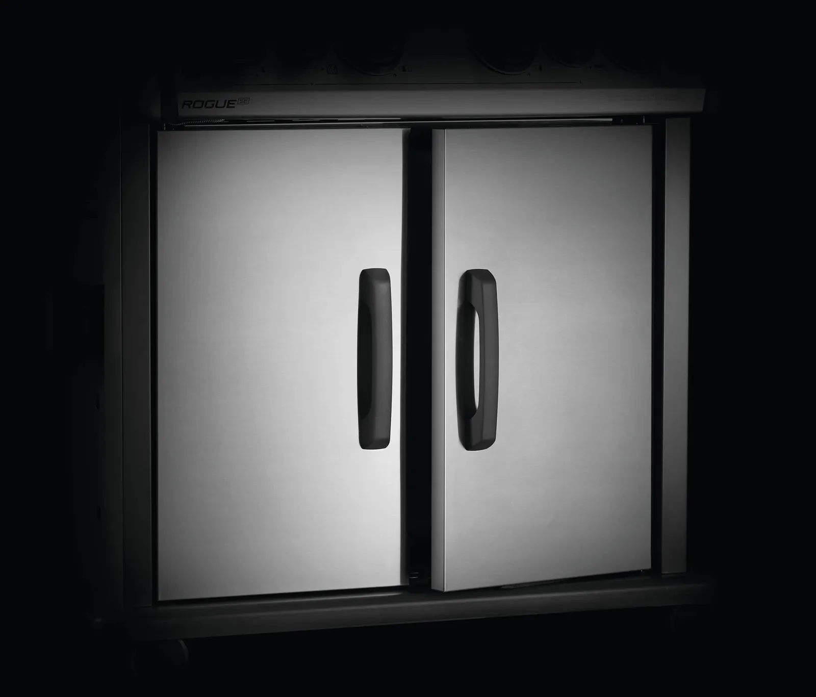 Napoleon גריל גז 154 ס"מ 4 מבערים עם כירת צד Sizzle Zone ומבער אחורי Infra-Red מבית Napoleon דגם ROGUE SE 525 נירוסטה — תמונה 4