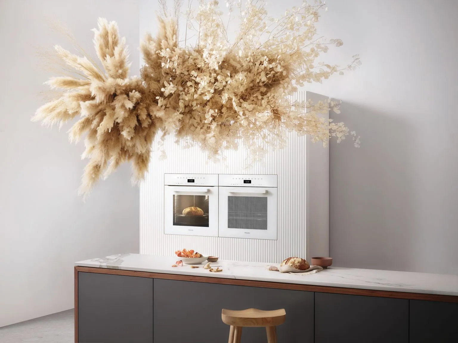 Miele תנור בנוי 60 ס"מ פירוליטי 76 ליטר אפייה עם לחות VITRO LINE תוצרת Miele דגם H 7464 BP white — תמונה 2