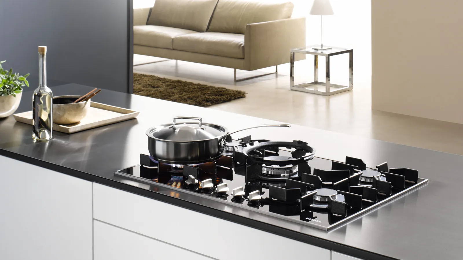 Miele כיריים גז 80 ס"מ חיפוי זכוכית שחורה כולל להבת טורבו MIELE KM3034 — תמונה 2