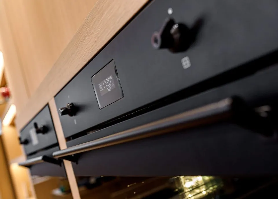 SMEG תנור 60 ס"מ ניקוי באדים מצב שבת גימור שחור מט כולל ידית וכפתורים תוצרת SMEG דגם SF6301TN — תמונה 6