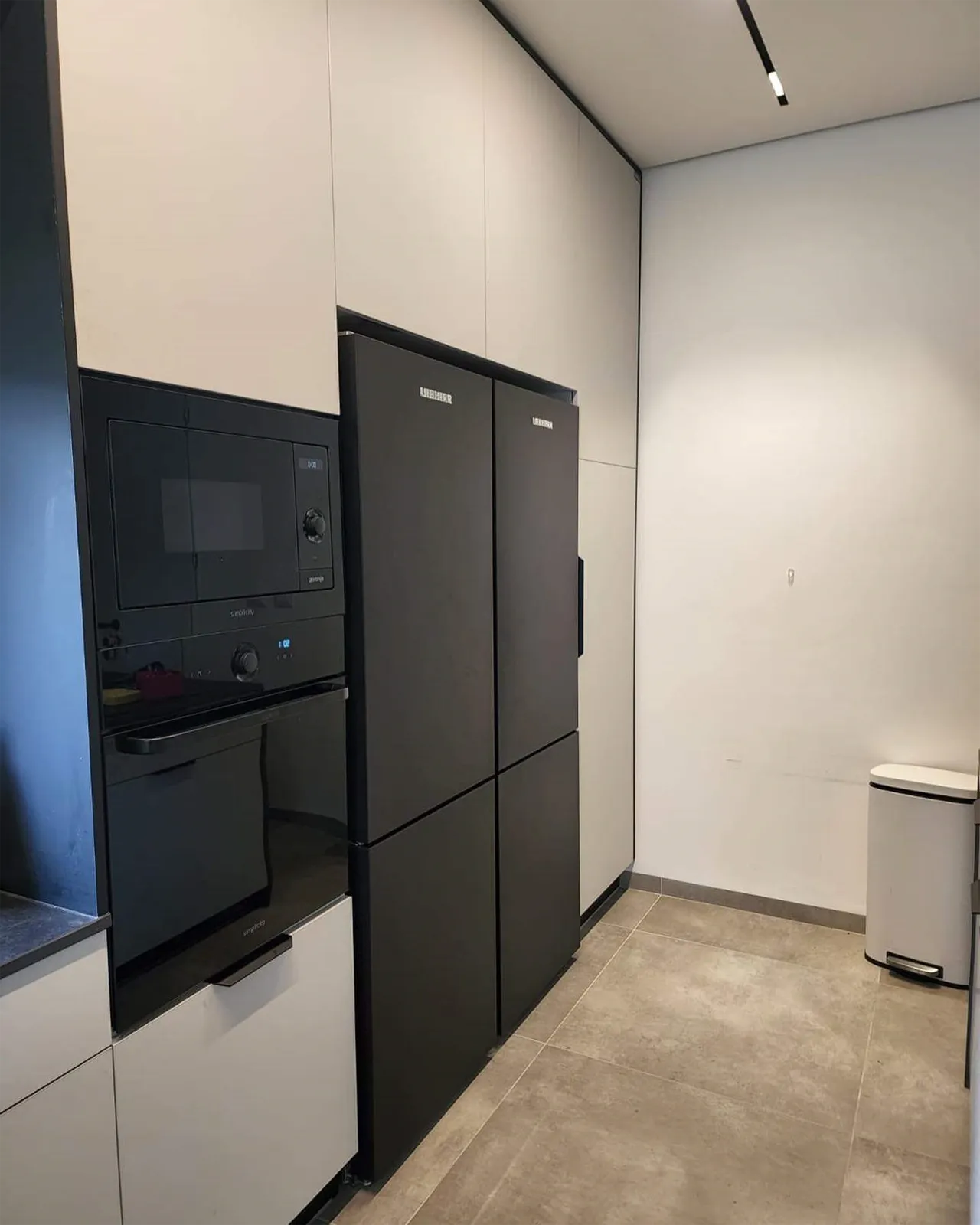 Gorenje מיקרוגל אינטגרלי כולל גריל זכוכית שחורה מסדרת SIMPLICITY תוצרת Gorenje דגם BM235SYB  — תמונה 6