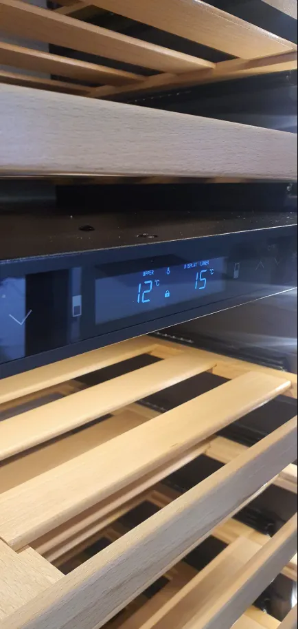 sirius מקרר יין אינטגרלי 60 ס"מ 110 בקבוקים 2 אזורי קירור צג LCD תוצרת Sirius דגם S-W1 — תמונה 5