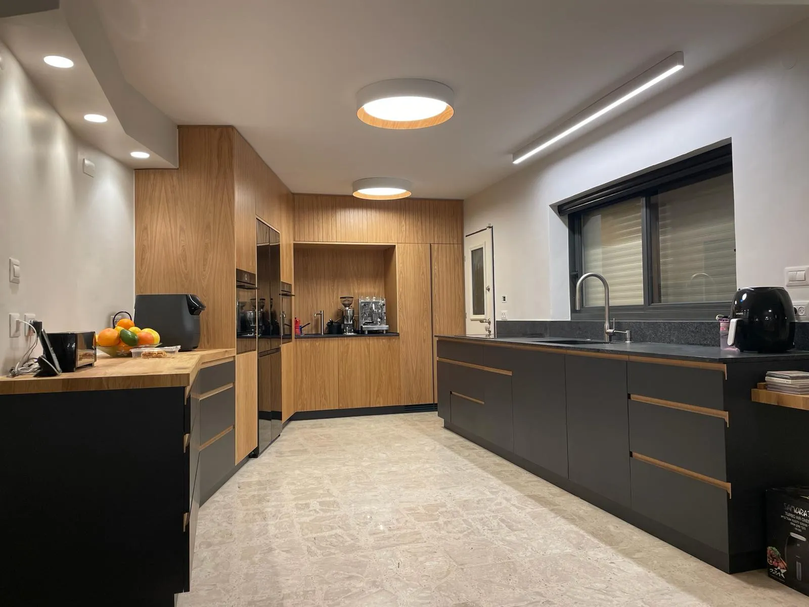 Hisense מקרר בעיצוב זכוכית שחורה מונוליטי 4 דלתות 90 ס"מ עומק 60 קו אפס 591 ליטר עם מגירת וואקום ומקפיא גמיש מבית Hisense דגם RQ84-QZERO — תמונה 18