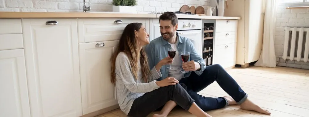 מקרר יין אינטגרלי מתחת לשיש 88 ס"מ פתיחה חשמלית PUSH-TO-OPEN מבית Dunavox דגם DAUF-45.125DB.TO