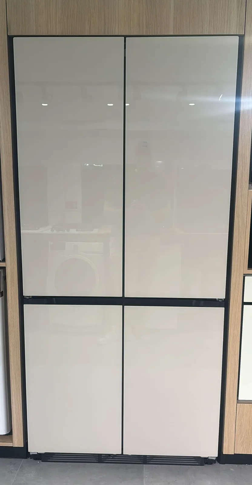 GRAPHITE מקרר 4 דלתות 91 ס"מ קו אפס צירים חכמים עם יצרן קרח מבית kueppersbusch תוצרת GRAPHITE דגם GP-622 זכוכית קרם — תמונה 8