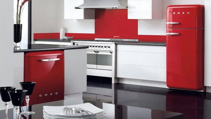 SMEG מקרר מקפיא עליון רטרו שנות החמישים מסדרת 50' Retro Style תוצרת SMEG דגם FAB50RRD — תמונה 3