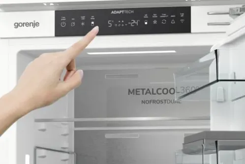 מקרר אינטגרלי 60 ס"מ מקפיא תחתון גמיש 252 ליטר NoFrost Dual תוצרת Gorenje דגם NRKI517E62WF