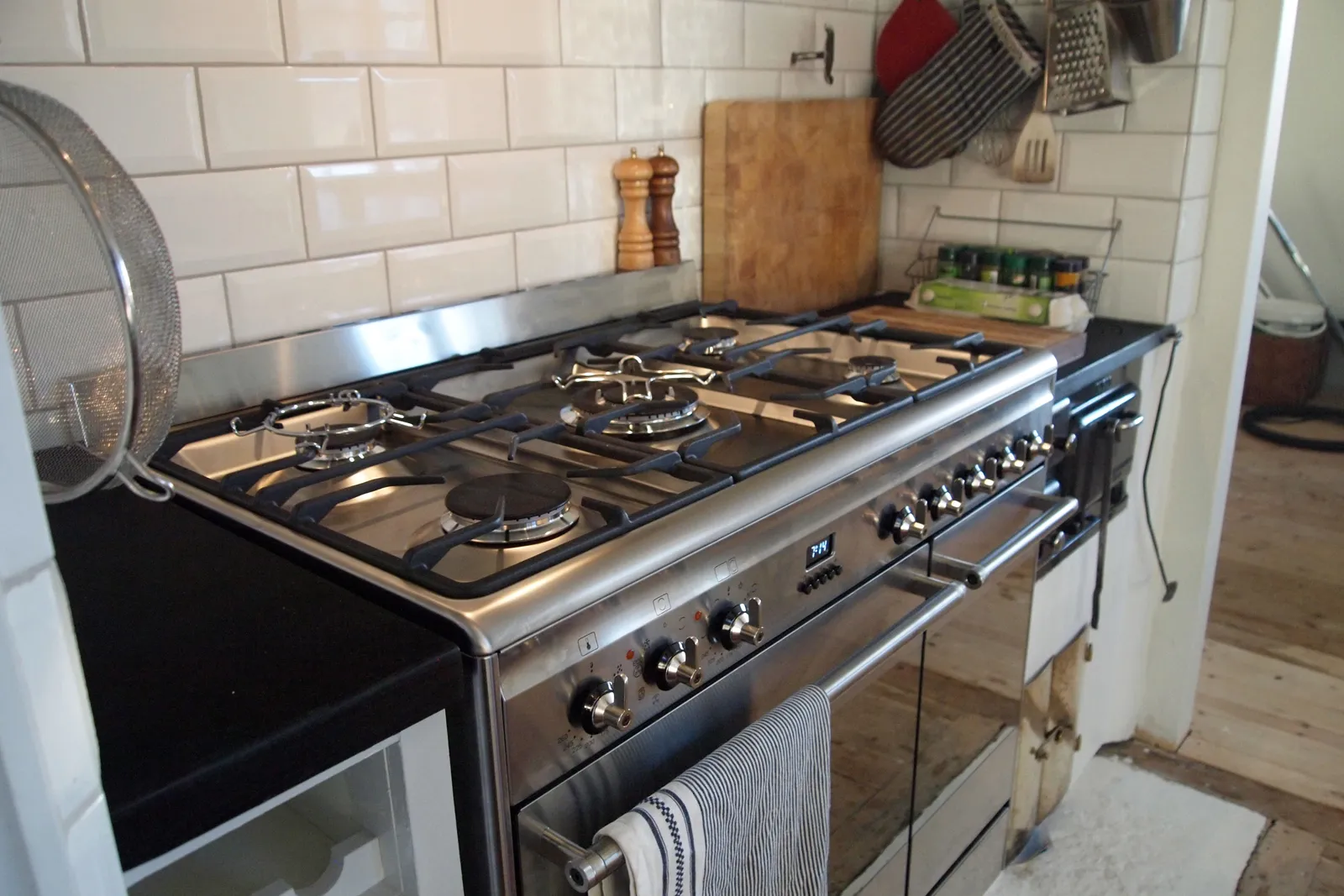 SMEG תנור משולב 90 ס"מ דו תאי עם כיריים גז סדרת Classic גימור נירוסטה תוצרת SMEG דגם SCB92MX8 — תמונה 3