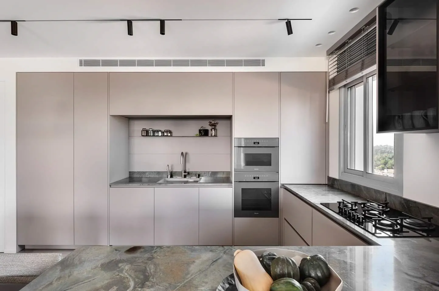 Miele תנור בנוי 60 ס"מ פירוליטי 76 ליטר אפייה עם לחות ArtLine Touch2Open תוצרת Miele דגם H7464 BPX grey — תמונה 2