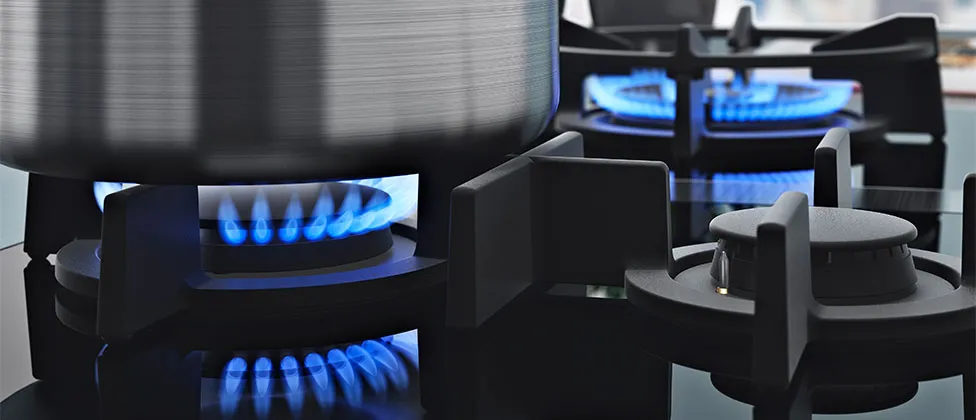 כיריים דומינו גז 40 ס"מ מבער ווק 6KW זכוכית שחורה הפעלה בטאץ' וטיימר תוצרת V-ZUG דגם GAS411GS