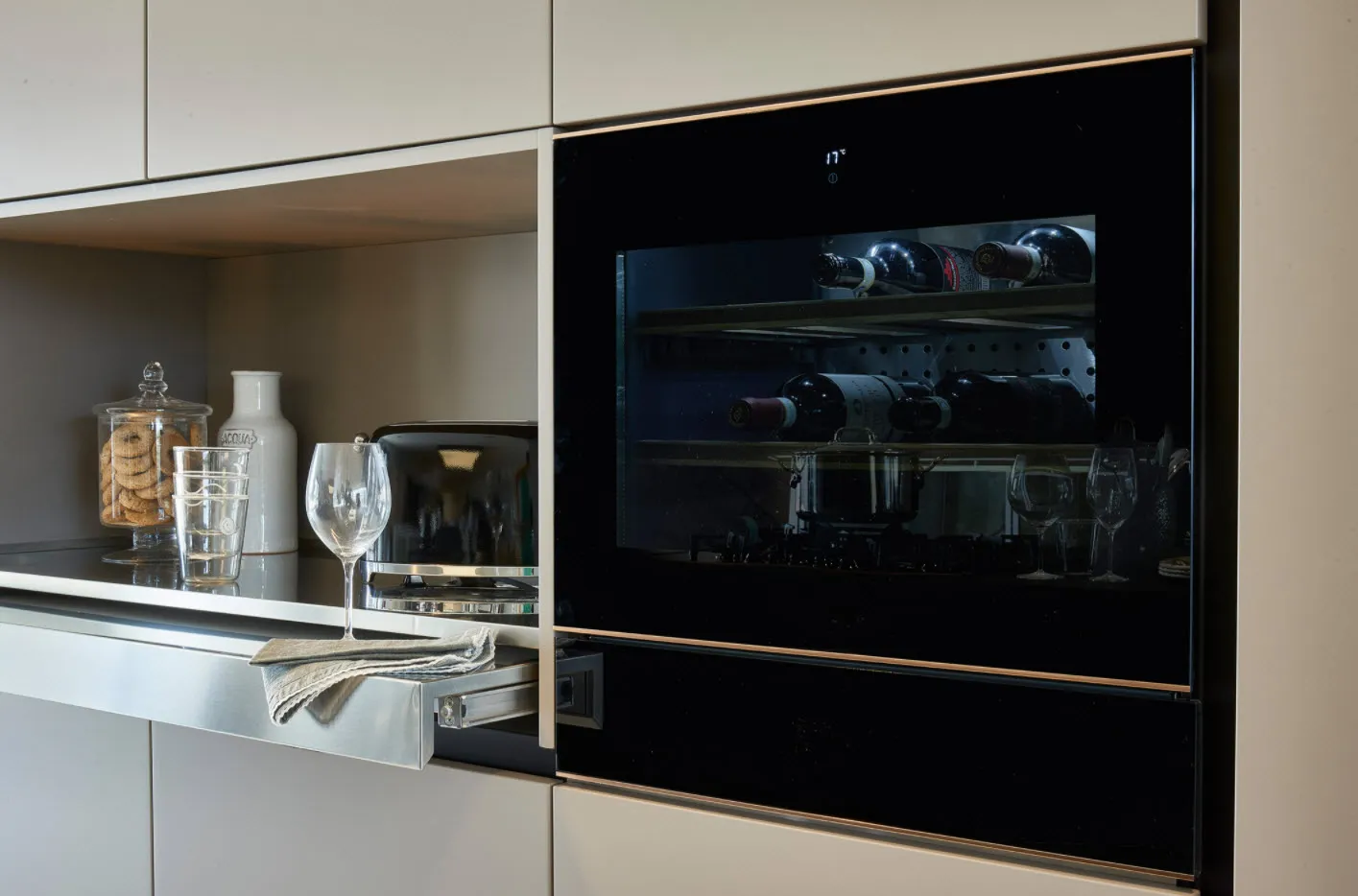SMEG מגירת אביזריי יינות 15 ס"מ תוצרת SMEG סדרת Dolce Stil Novo מסגרת מוזהבת תוצרת SMEG דגם CPS115N  — תמונה 2