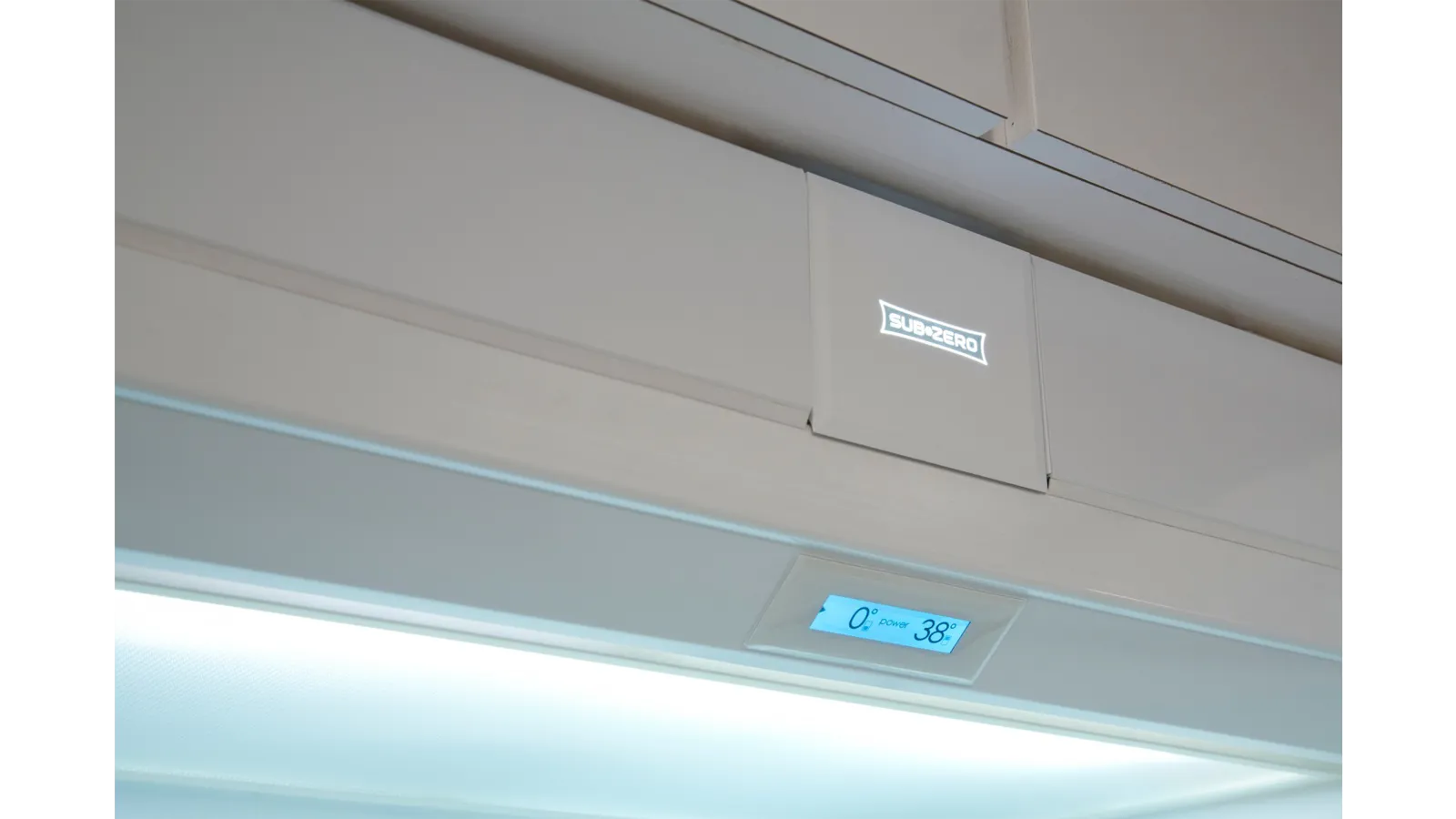 SUB ZERO מקרר אינטגרלי ללא מקפיא 61 ס"מ 352 ליטר תוצרת Sub zero דגם ICBDEC2450R — תמונה 2