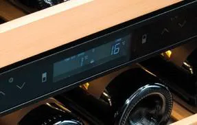 מקרר יין אינטגרלי 60 ס"מ 46 בקבוקים 2 אזורי קירור צג LCD תוצרת Sirius דגם S-W2