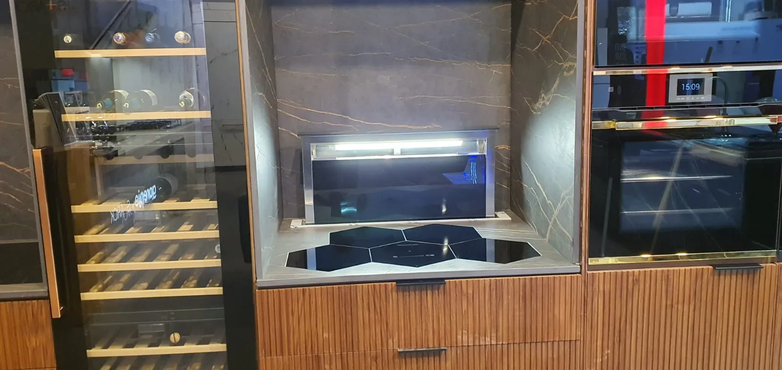 kueppersbusch קולט אדים מעלית 90 ס"מ זכוכית שחורה סדרה 8 מבית Küppersbusch דגם DD9840.0 — תמונה 5
