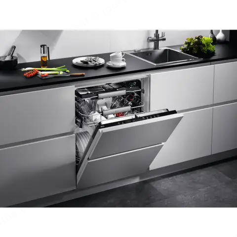 AEG