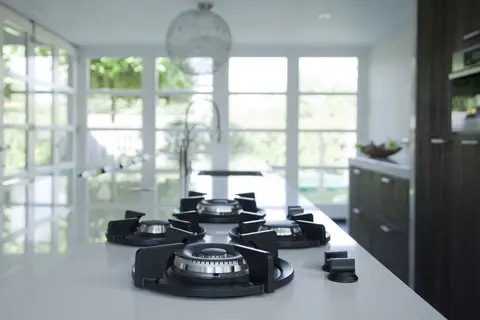 PITT cooking כיריים גז 4 מבערים רוחב ארון 90 ס"מ מבית PITT cooking דגם Dempo גימור פליז מושחר