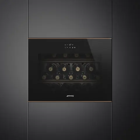 SMEG מקרר יין בנוי  45 ס"מ זכוכית שחורה בגימור נחושת סדרת Dolce Stil Novo תוצרת SMEG דגם CVI621RWNR3
