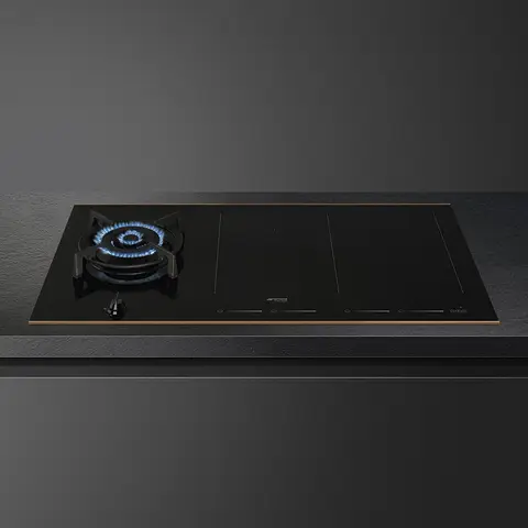 SMEG כיריים משולבים גז + אינדוקציה 90 ס"מ זכוכית שחורה מסגרת נחושת סדרת Dolce Stil Novo תוצרת SMEG דגם PM6912WLDR