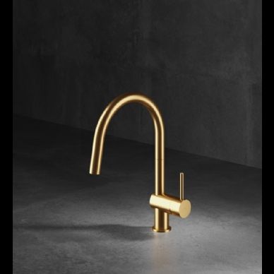 ברז נירוסטה AISI316L בגימור Yellow gold PVD מסתובב 360 מעלות פיה נשלפת מבית MGS MILANO דגם VELA Yellow gold matte